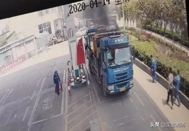 汽车加油发动机起火怎么办,加油时车辆突然起火应怎么处理