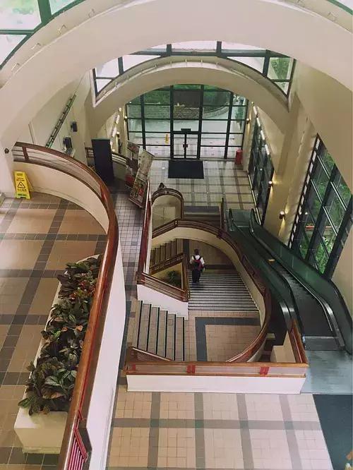 香港豪门最惨原配!生前帮贫穷小子成首富,死后还要被他利用?