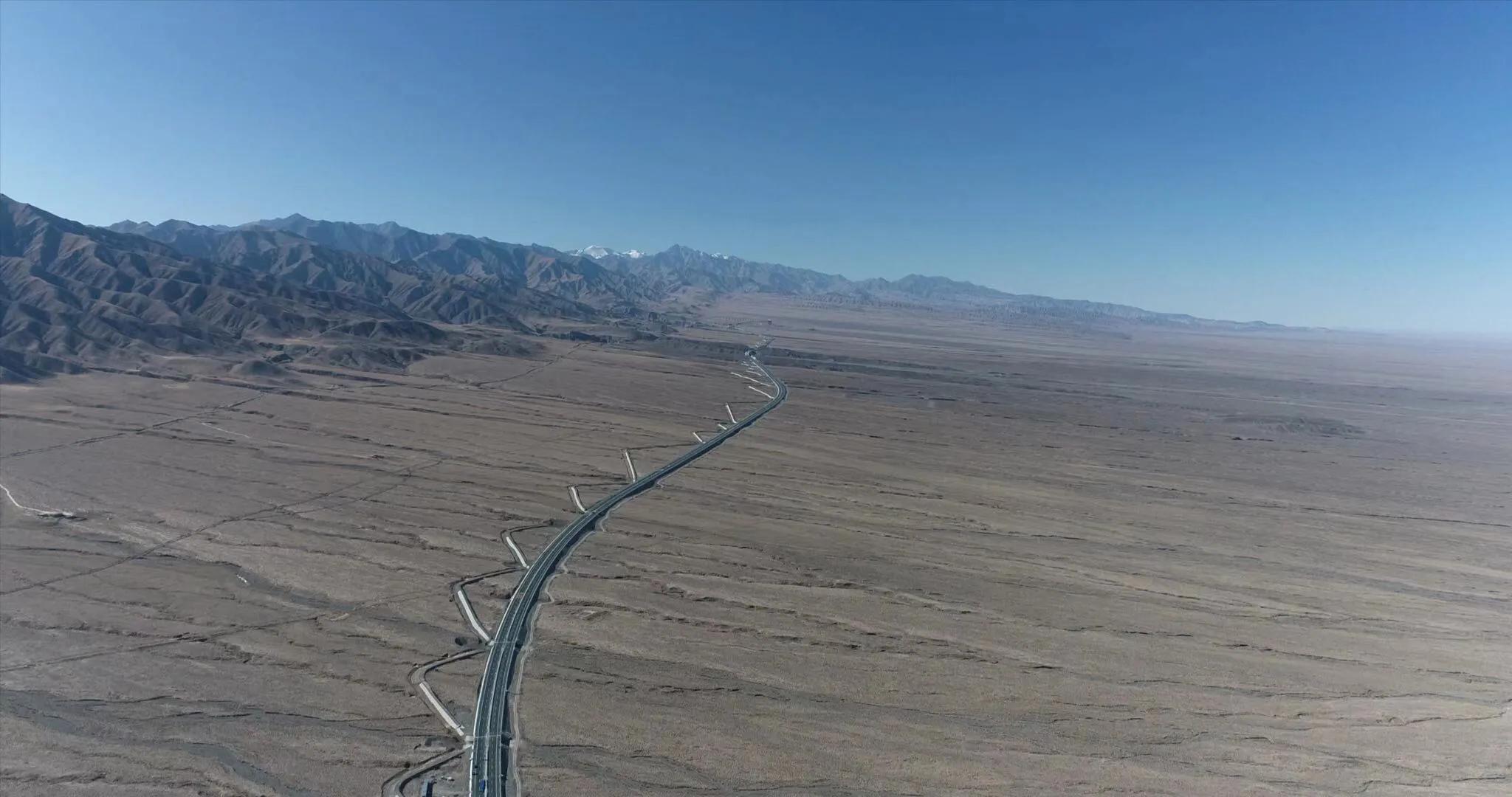 阿尔金山上的“路桥”人