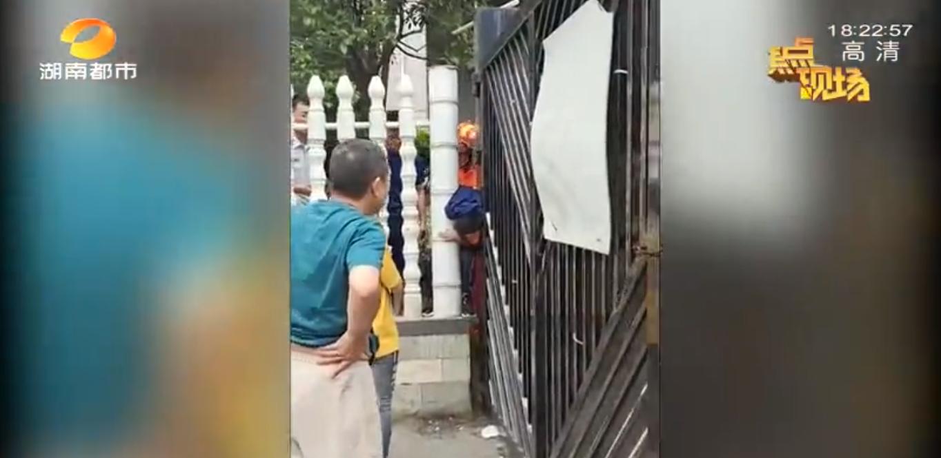 小区有这样的门一定要注意!长沙公园尚小区?8岁男童头卡围栏,着急回家结果被卡住了