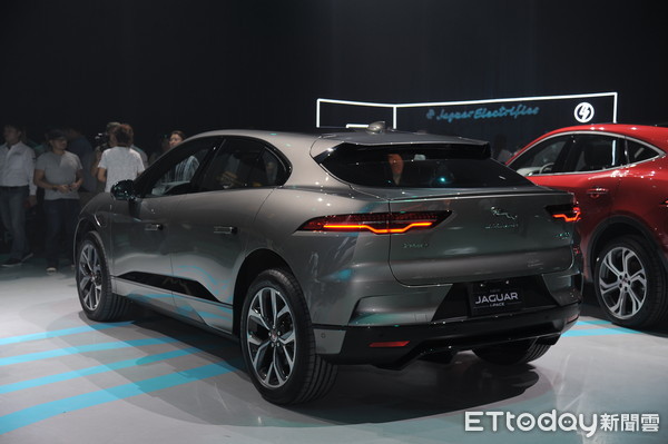 77万起！JaguarIPace400匹电动跑旅双车型登台
