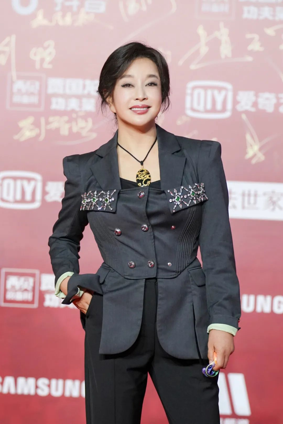 陈坤和巩俐走红毯颁奖,巩俐戛纳红毯惊艳全球