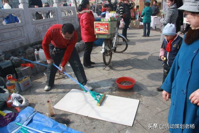 社区卖拖把1天赚30000元!他们怎么做到的?