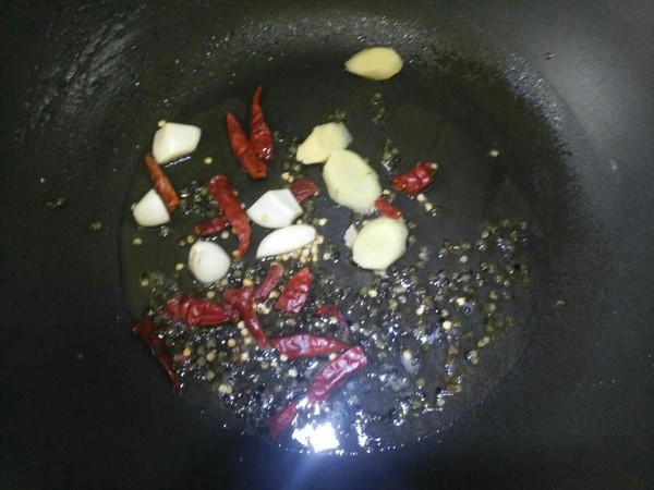 小龙虾怎么洗最快最干净不去虾头,如何快速洗小龙虾最干净的做法