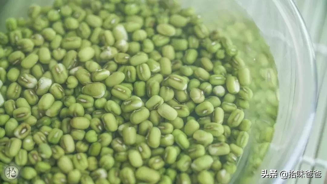 在家也可以做出酥脆的绿豆饼了,在家自制酥皮冰绿豆饼不用烤箱