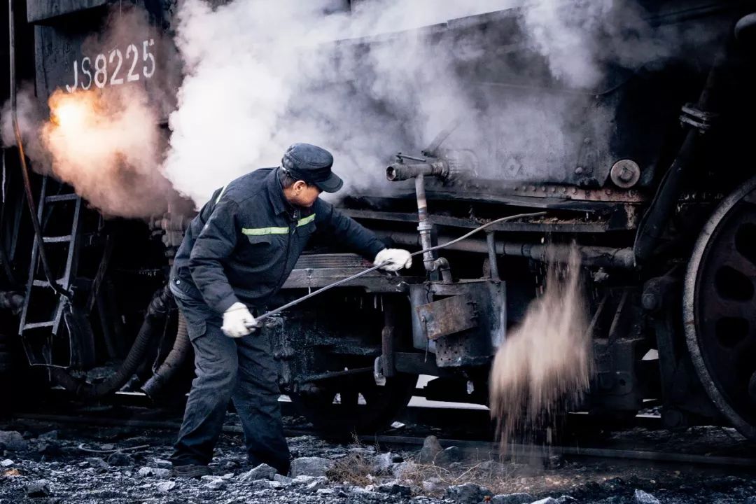 在大*疆新**，世界上最后的蒸汽火车还在奔驰