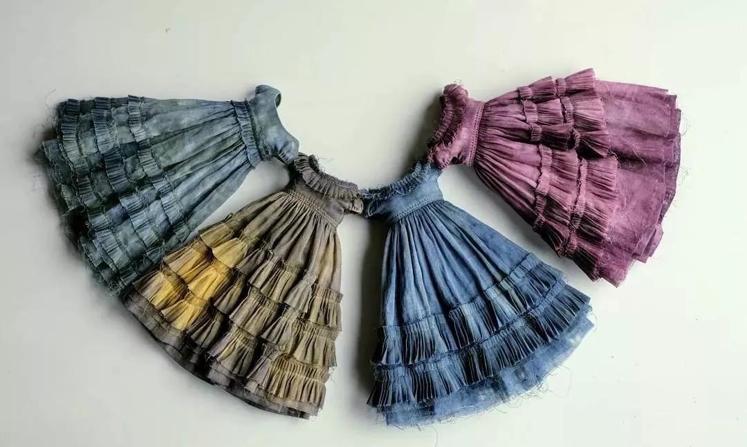 恨不能把她的芭比娃衣穿上自己身上......