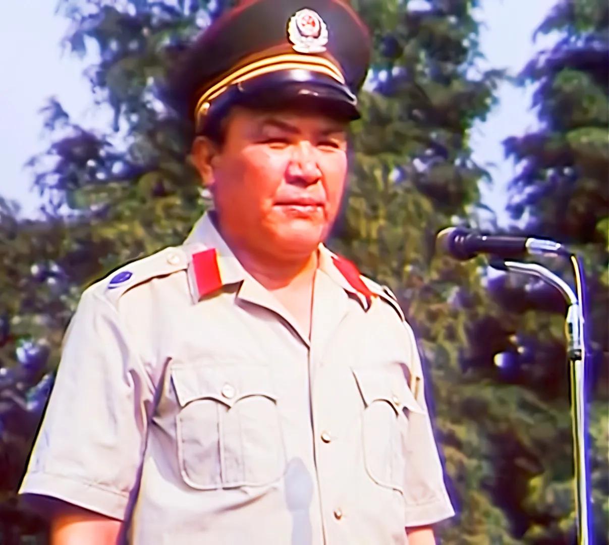 70年代穿白色警服的警察一身正气,监狱警察警服变迁史