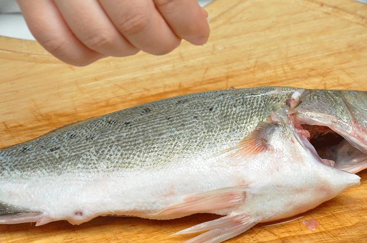 泰式酸辣柠檬鲈鱼,泰国菜柠香蒸鲈鱼