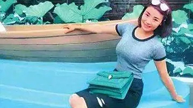 金孔雀余旭的最后一程:36万群众手捧菊花送别,墓前4架飞机模型