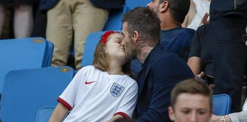 贝克汉姆晒和小七对嘴亲亲合照,贝克汉姆和小七亲吻照