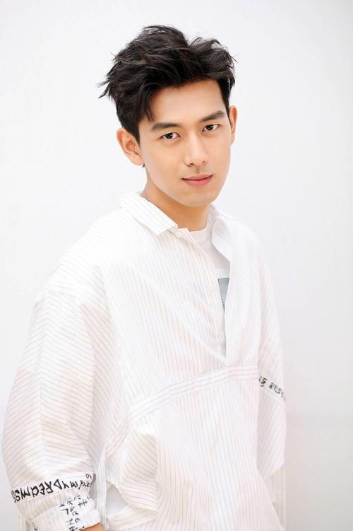 从“荆州胖子”到现男友，李现，凭什么火