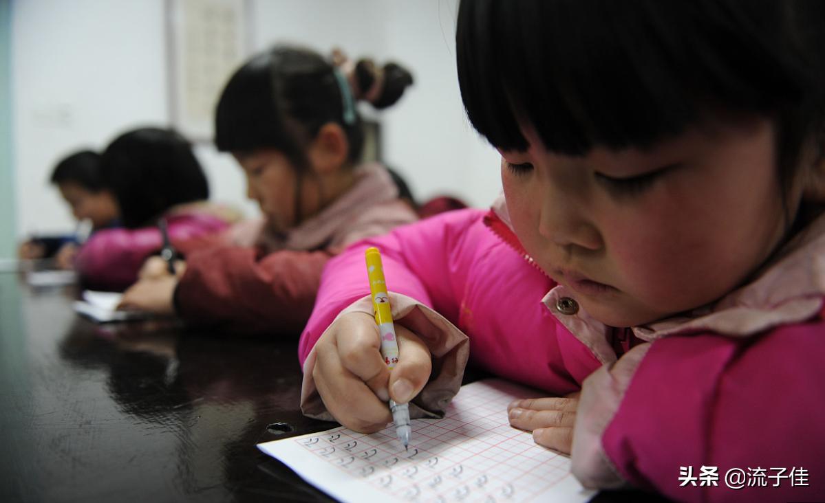 小学生写的优秀字体怎么写,小学生字写得好看怎么表扬