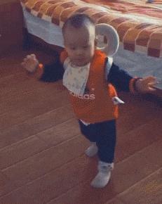 是谁?把我的足球换成实心的了?疼啊