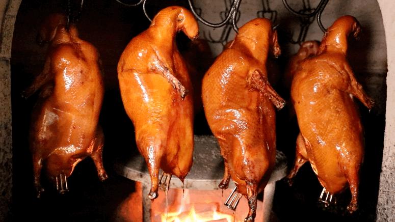 烤鸭最酥的一块鸭皮酥到了极点,味道纯正的烤鸭肉质鲜嫩