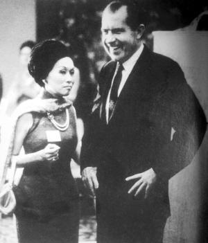 一位北京姑娘嫁大32岁美国人,辅佐8位美国总统:中国就是我的根