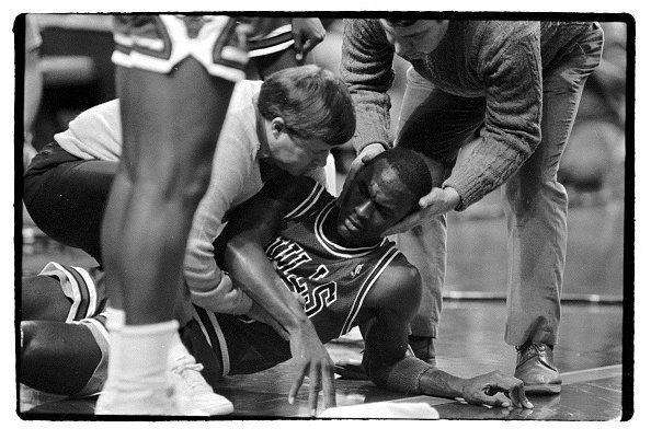 赛季报销,乔丹“热爱比赛条款”成管理层定时*弹炸**|《乔丹传》