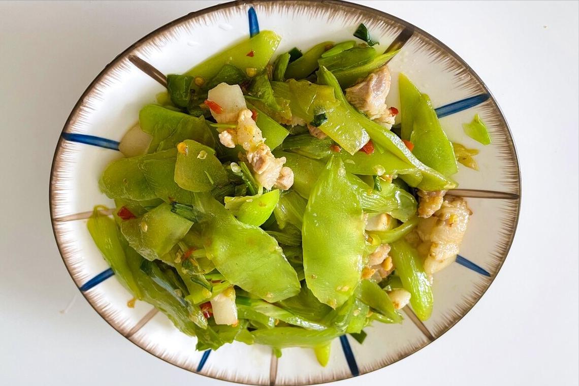 炒莴笋时莴笋清脆不发黑的小妙方,腊肠炒莴笋做法莴笋要不要先焯水