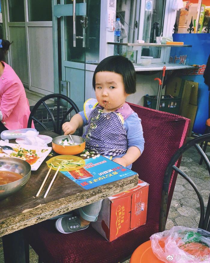 疗愈无数人的吃货小蛮长大不少,摇身一变成行走的表情包