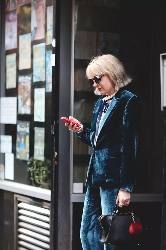 丝绒打底秋冬高级感 (今年秋冬丝绒要火高级又显气质)