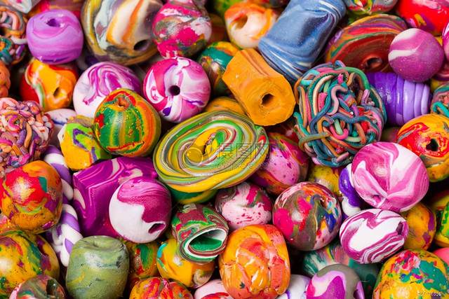 童年的假期已经由一串色彩斑斓的珠子散落成一根毛糙的细绳