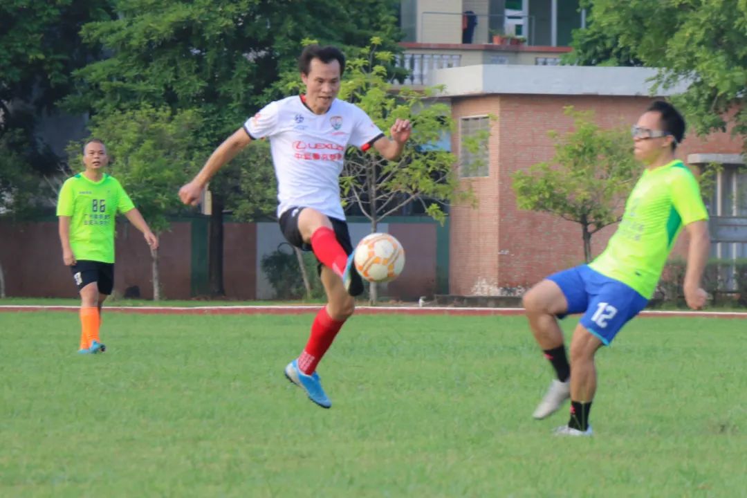 当足球之乡球队与广州高校校友冠军“激情相遇”，你更支持谁？