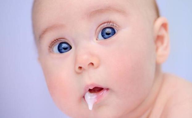 宝宝吐奶拍背的正确方法图解,宝宝吐奶呛奶拍背