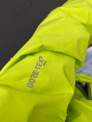 始祖鸟冲锋衣beta荧光绿穿搭,始祖鸟arcteryxleafalphagen2冲锋衣