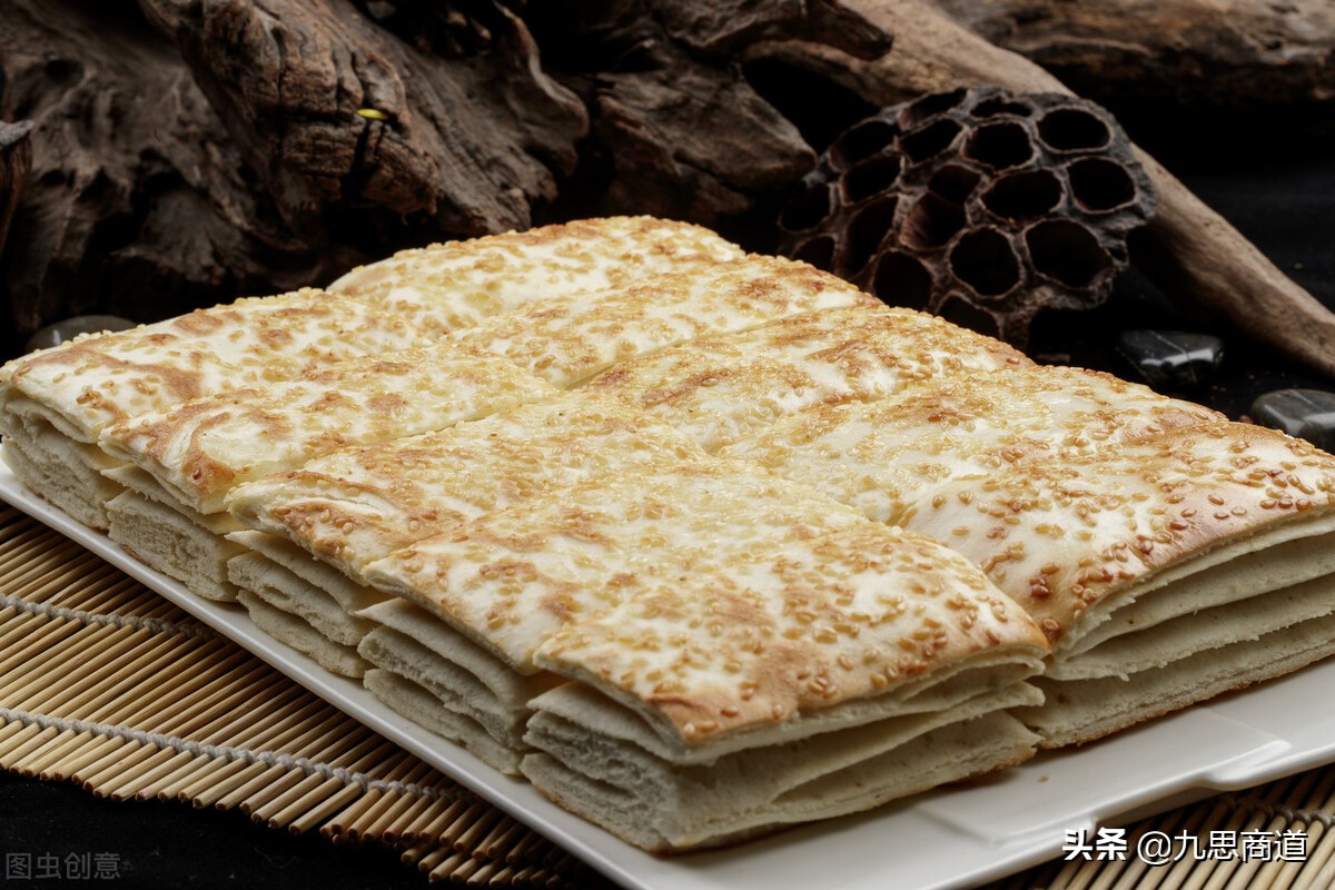 小伙摆摊卖千层饼,小伙摆摊卖鸡蛋饼三年