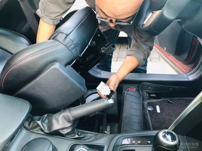 真皮座椅破了一点皮还在上面,汽车真皮座椅破了如何修复