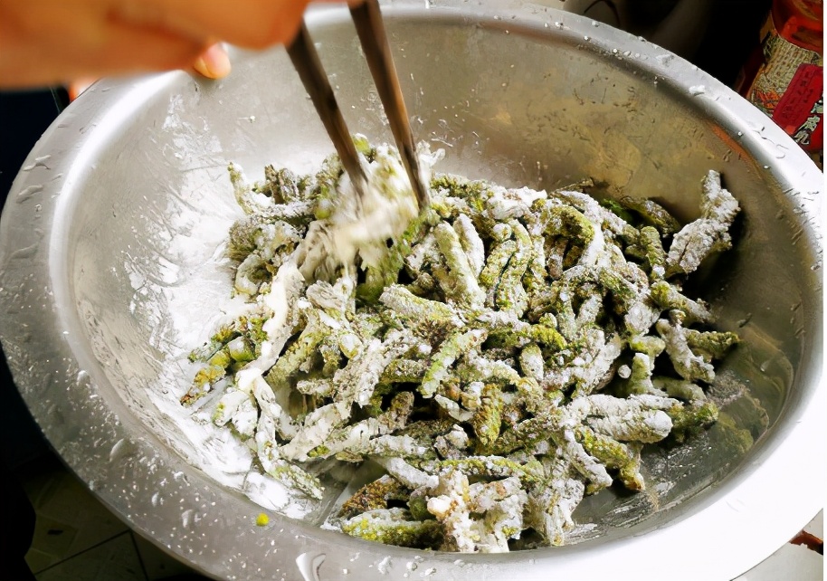 爬树新鲜采摘,农村爬树摘果的视频