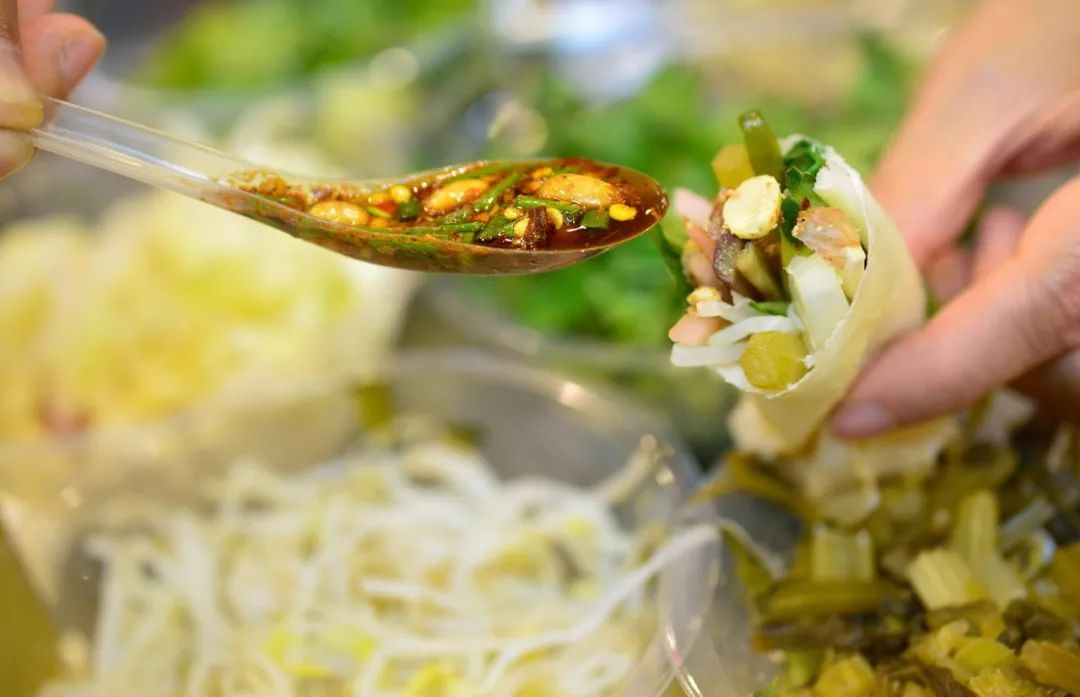 坐上高铁去旅游沿线美食尝个遍,云贵川渝高铁环线