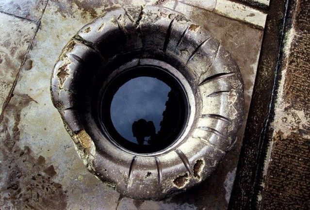 一小吏常做发财梦，此道士说：我来帮你，扔铜钱入一古井后惊呆住