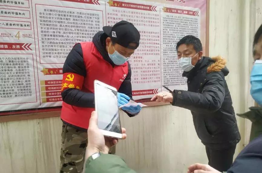 战疫社区志愿者故事,战疫故事医警夫妻档爱与坚守同在