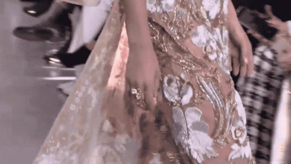 刘亦菲金裙子,刘亦菲穿一袭仙女裙现身活动