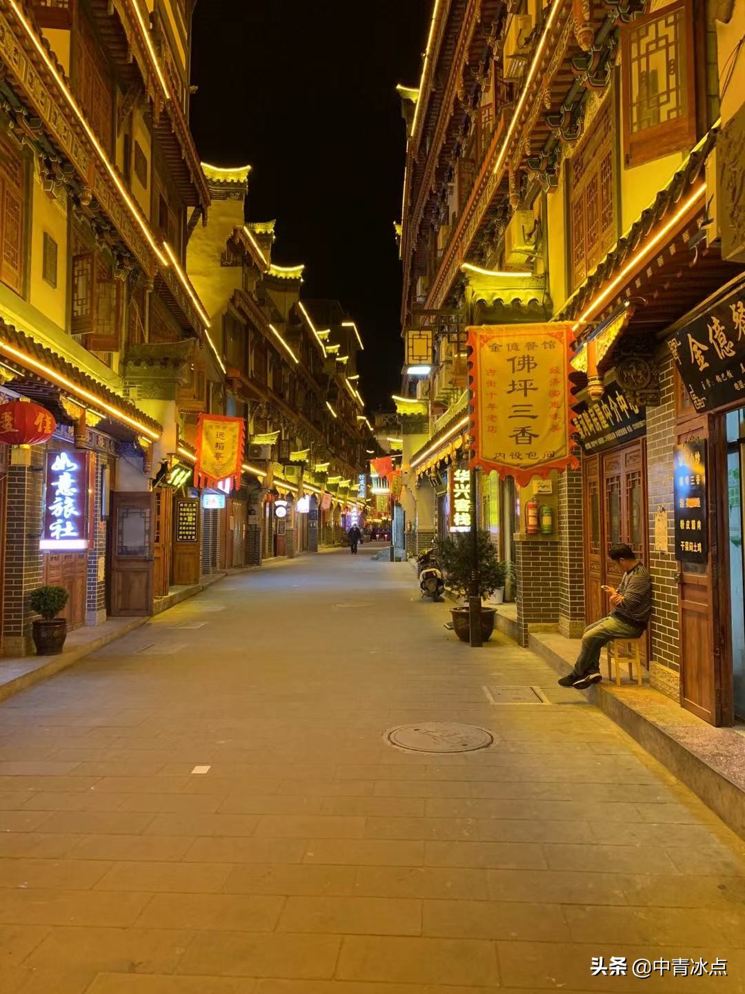 这个县人口少，熊猫多，没有红绿灯和外卖，年轻人热衷考公务员，相亲容易遇到熟人