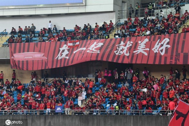 球迷集体有节奏骂裁判是哪场比赛,球场上骂裁判原声