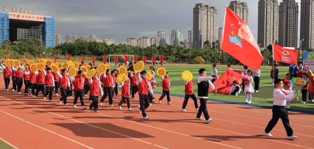 小学秋季田径运动会报道,运动少年展英姿