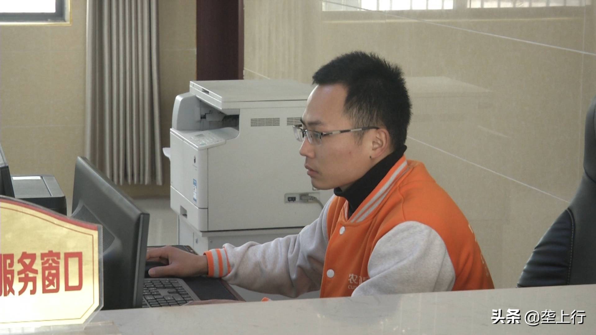 90后带领全村人致富,90后小伙创业开网店