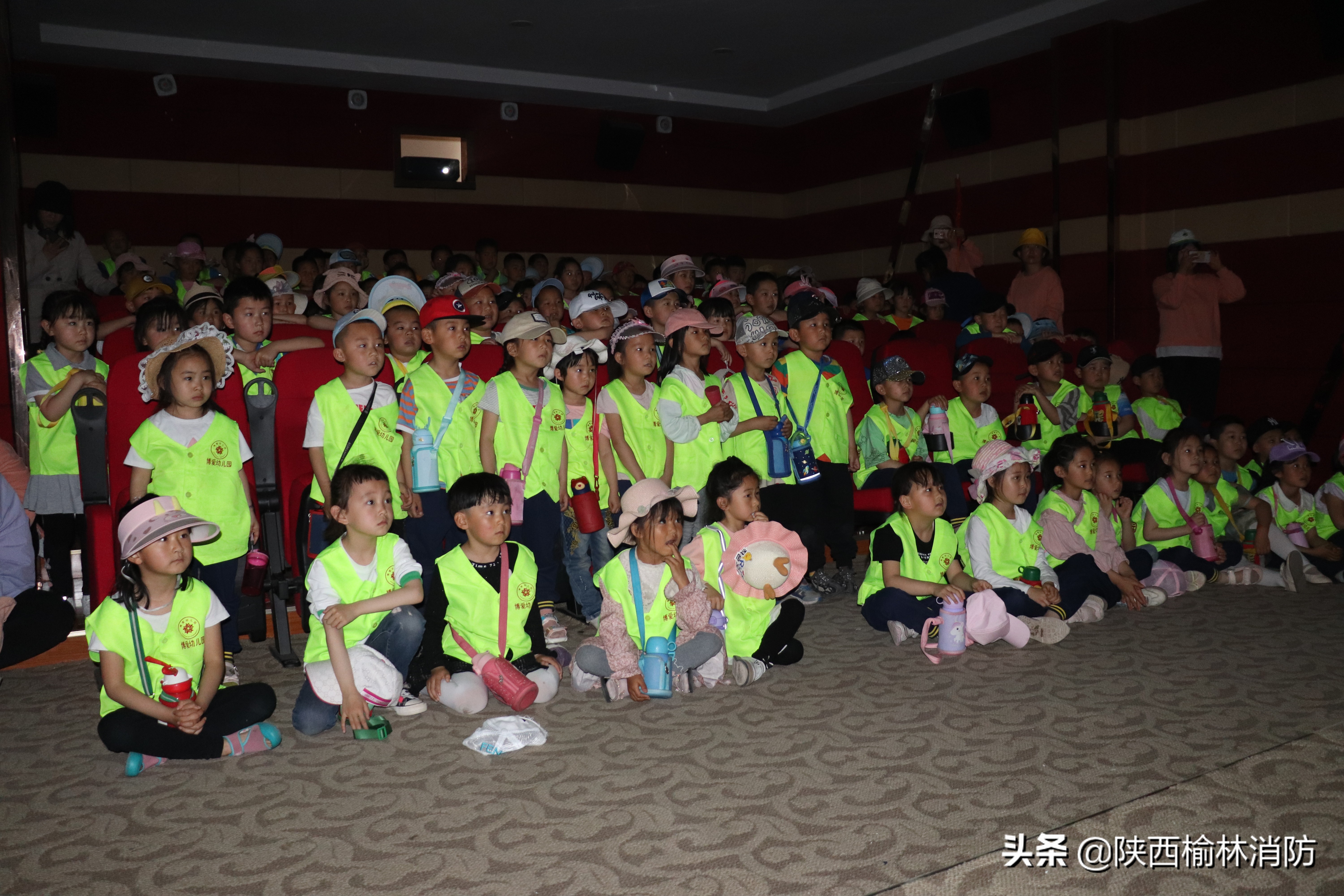 幼儿园小朋友学习消防,小朋友进红门开心学消防