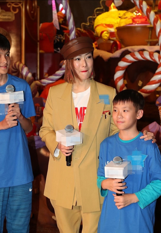 郑秀文红色豹纹西装,郑秀文的西装造型