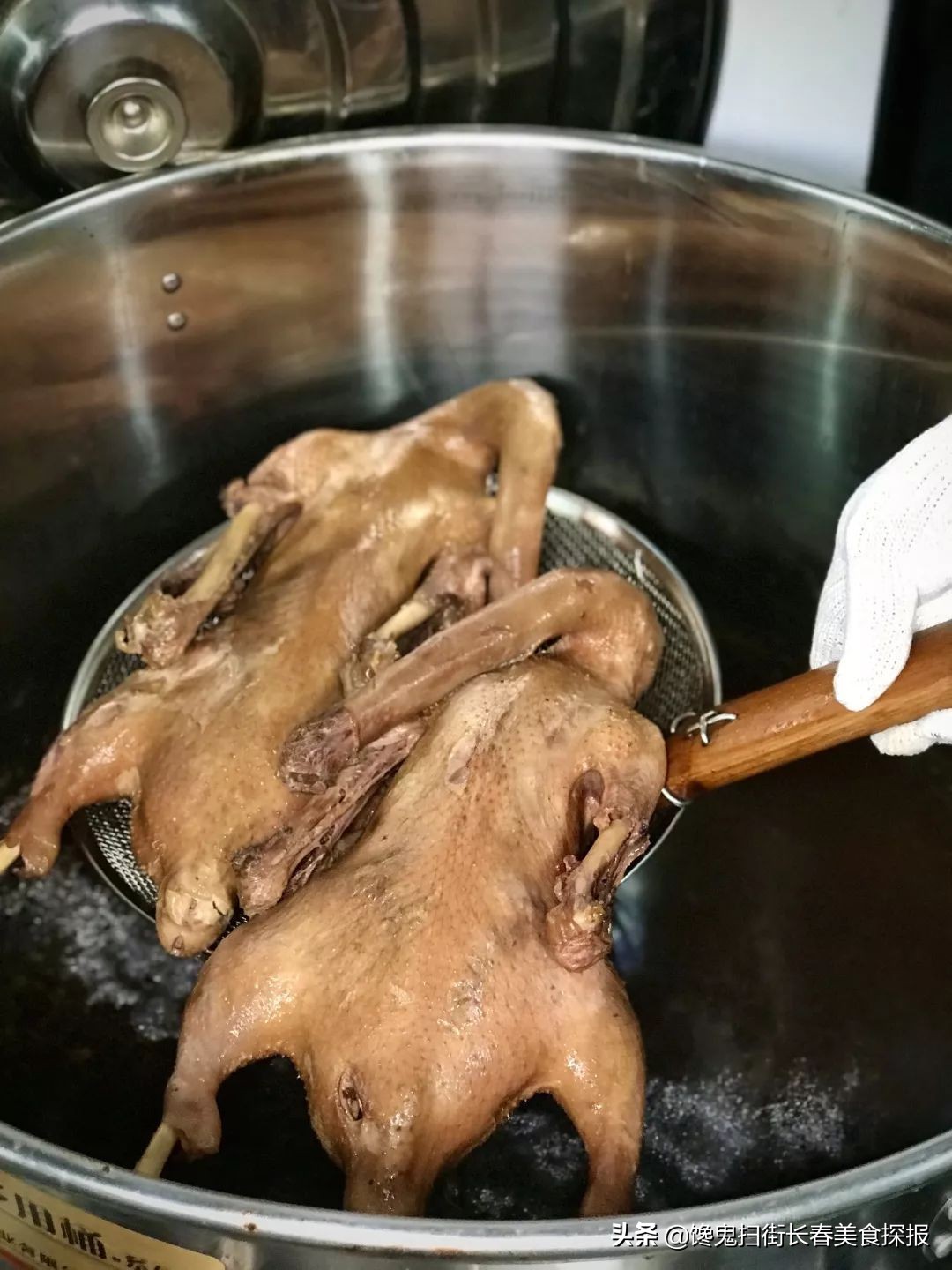 二道老厂区奇店。鹅的一切,全都炭火烤。烤鹅脖大锤抡