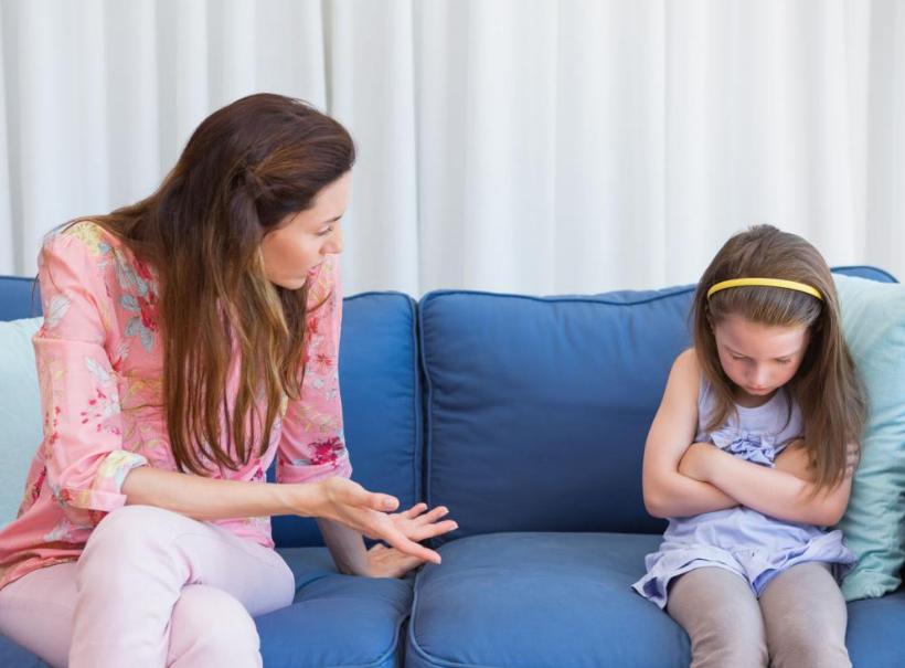 妈,同桌老是摸我,妈妈教科书式回答,让女儿远离恶爪