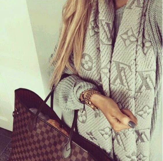 这条围巾5元英语,这条围巾的价格有点高英文怎么说