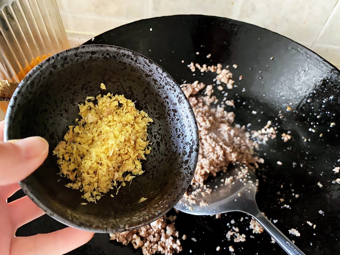 正宗酱肉包怎样做好吃,咸甜酱肉包做法步骤