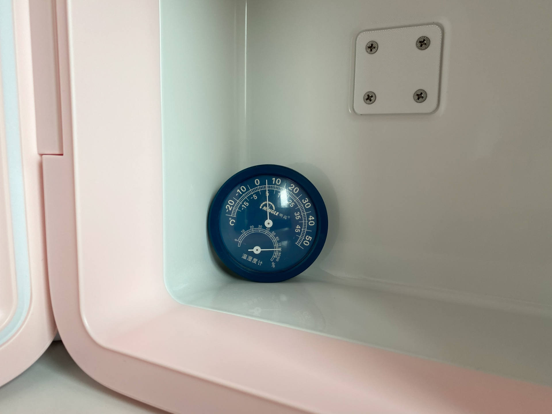 想要上班时随时喝上冷热饮?试试这款可放在桌面的小冰箱