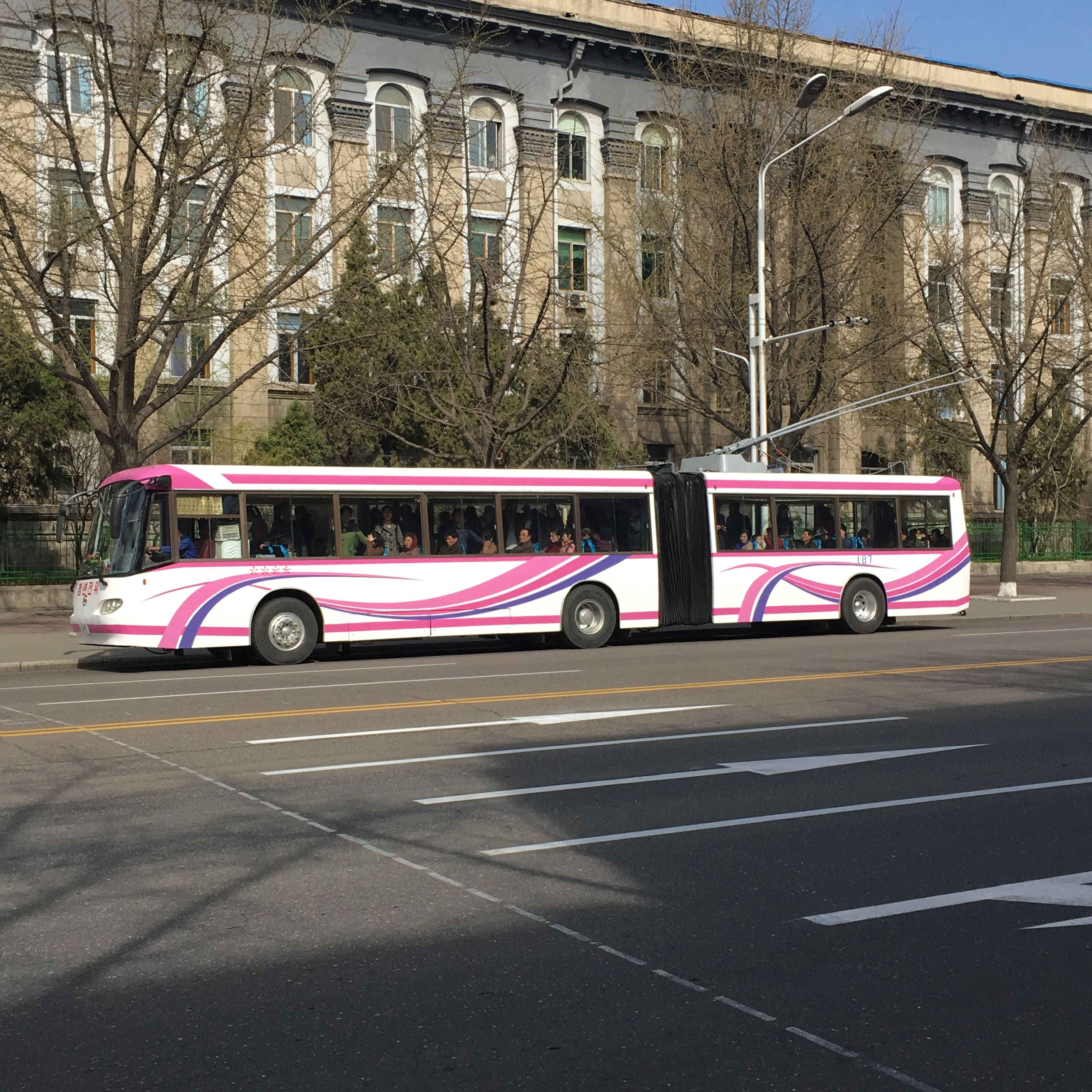 朝鲜无轨电车图片大全,朝鲜的国产无轨电车