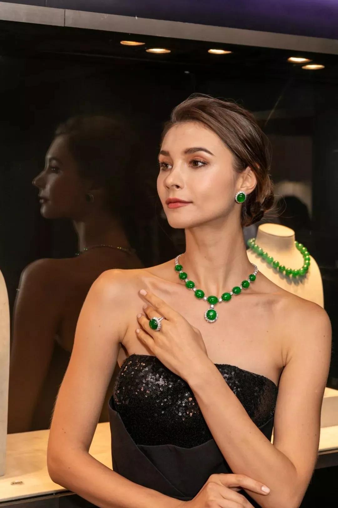 2018香港保利翡翠拍卖价格,保利春拍翡翠手镯5000万