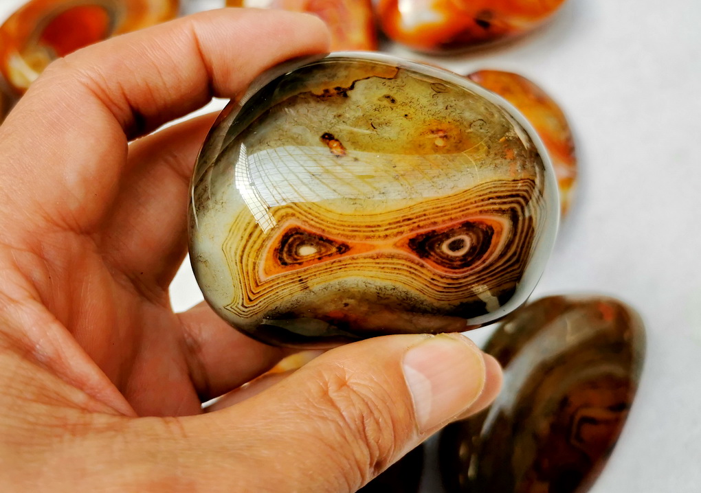 阜新缠丝玛瑙手串价格,阜新天然玛瑙红色磨砂缠丝散珠