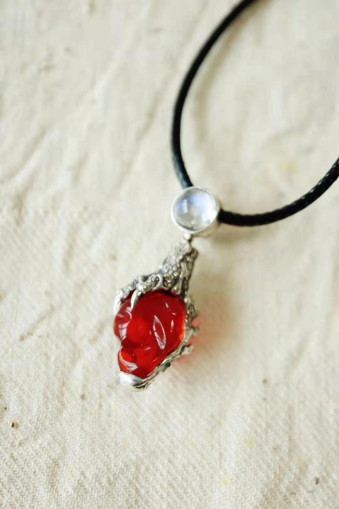 欧泊一种拥有世间所有颜色的宝石，关键还不贵